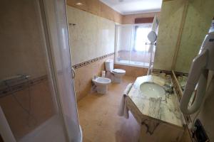 A bathroom at Hotel El Pentágono