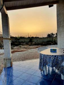 einen Tisch und Stühle auf einer Terrasse mit Meerblick in der Unterkunft Villa Zaffiro in Lampedusa
