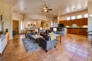 ein großes Wohnzimmer mit Sofas und einer Küche in der Unterkunft Rincon MoonGlow in Tucson