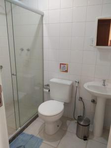 a bathroom with a toilet and a shower and a sink at Pousada Arrastão da Ilha in Abraão