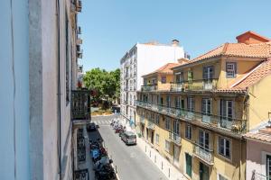 vista su una strada della città da un edificio di The Hygge Lisbon Suites - Estrela a Lisbona