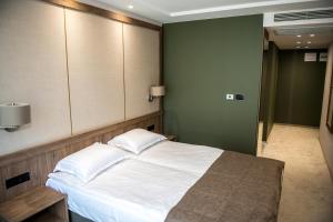 Tempat tidur dalam kamar di Arletti Hotel