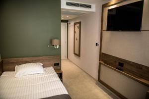 Postel nebo postele na pokoji v ubytování Arletti Hotel