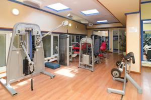 une salle de sport avec plusieurs tapis de course et équipements d'exercice dans l'établissement Hotel Flora Wellness & Beauty, à Ischia