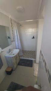 Vannituba majutusasutuses Cottage self catering unit with ensuite. +4 fotot