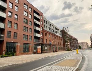 an empty street in front of a brick building at Apartament Bastion Wałowa in Gdańsk