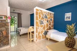 Posteľ alebo postele v izbe v ubytovaní Stavros Villas&Apartments