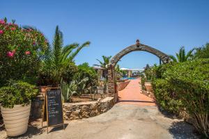 A garden outside Stavros Villas&Apartments