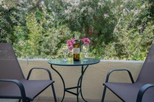A garden outside Stavros Villas&Apartments