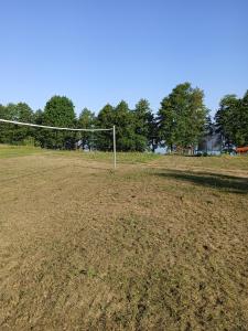 um campo vazio com um golo de futebol nele em Domek letniskowy em Jeziorowskie