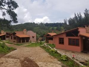 un villaggio con case e una strada sterrata di Cabaña Estrella a Mazamitla