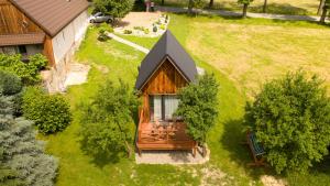 widok na drewniany domek na trawniku w obiekcie Mała Ostoja w Polanicy Zdroju