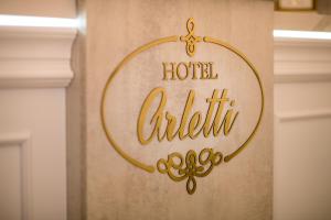 Certifikát, hodnocení, plakát nebo jiný dokument vystavený v ubytování Arletti Hotel