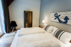 1 Schlafzimmer mit 2 Betten und einem Sofa in der Unterkunft Gästehaus Gut Füchtel und Gut Welpe in Vechta