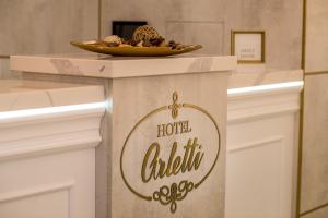 Certifikát, hodnocení, plakát nebo jiný dokument vystavený v ubytování Arletti Hotel