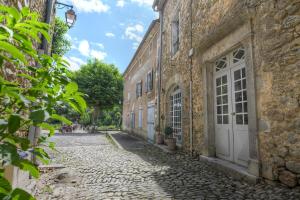 una calle vacía en un viejo edificio de piedra en Le Bruit de l'Eau (Chambre Loft), en Labeaume