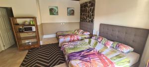 ein Schlafzimmer mit einem Bett und einer Mikrowelle. in der Unterkunft TEA TAHITI Holidays in Papeete