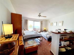 Łóżko lub łóżka w pokoju w obiekcie Marbellamar Seaviews