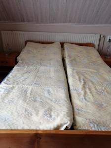 dos camas sentadas una al lado de la otra en un dormitorio en Napraforgó Vendégház, en Mezőkövesd