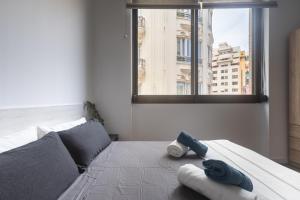 Un pat sau paturi într-o cameră la Exclusivo loft nuevo en la plaza del Ayuntamiento