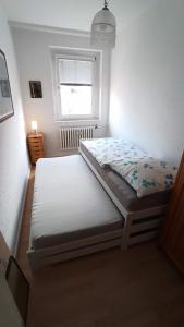uma cama num quarto com uma janela em Sybel em Berlim