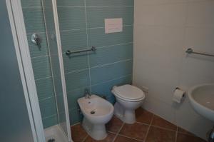 uma casa de banho com um WC e um lavatório em b&b Don Peppe - Don Ilario em San Mauro Cilento