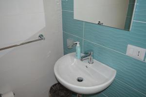 lavabo blanco en el baño con espejo en b&b Don Peppe - Don Ilario, en San Mauro Cilento