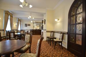 ein Restaurant mit Tischen und Stühlen und ein Esszimmer in der Unterkunft Gala - Guesthouse in Oradea