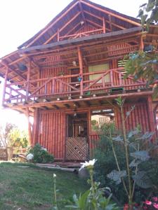 ein großes Holzhaus mit einer großen Terrasse in der Unterkunft Villa Celina: La cabañita de Guadua in Santa Elena