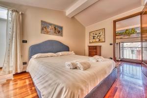 ein Schlafzimmer mit einem großen Bett mit zwei Handtüchern darauf in der Unterkunft APPARTAMENTI FIORI DEL LAGO in Garda
