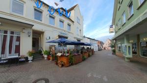 een straat met gebouwen met paraplu's in een straat bij Ferienwohnung Preveza in Kappeln