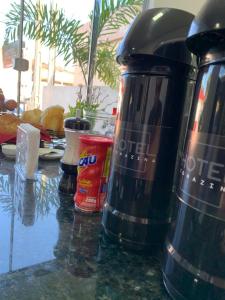 eine Arbeitsplatte mit Kaffeekannen auf einem Tisch in der Unterkunft Hotel Tomazina in Tomazina + 24 Fotos