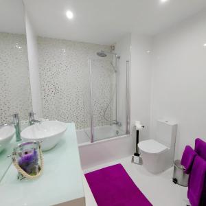 a white bathroom with a sink and a toilet at Casa De Luxo em Esposende in Esposende +44 photos