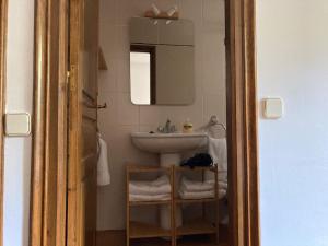 a small bathroom with a sink and a mirror at Casa planominguero in Taüll