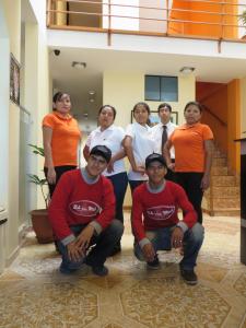 un grupo de personas posando para una foto en una habitación en Hostal Hellen Ross, en Nazca