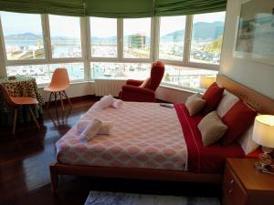 um quarto com uma cama em frente a uma grande janela em Laredo Ocean Port em Laredo