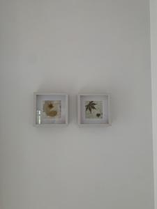trois photographies encadrées sur un mur blanc dans l'établissement Casa planominguero, à Taull