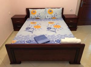 En eller flere senge i et værelse på Alex Apartment