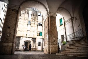 una persona in piedi di fronte a un edificio di B&B Boteroom a Cassino