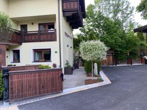 Bergviewhaus Apartments في سول: منزل به سياج خشبي وممر