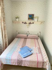 Una cama o camas en una habitación de ДОМ