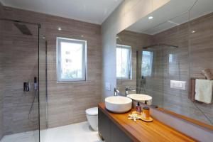 ein Badezimmer mit Waschbecken und Glasdusche in der Unterkunft NEW!!! 2024 MAREA apartments with XXL Sunny Terrace in Poreč + 40 Fotos