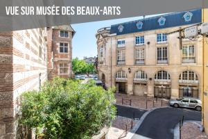 a view of a building with a street in front of it at ART & DECO - STUDIO COEUR DE VILLE in Agen
