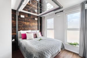 1 dormitorio con 1 cama y pared de madera en Relaxroom, en Reda
