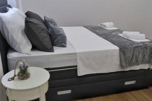una cama con almohadas y una mesa en una habitación en Luxury DIM apartment, en Split