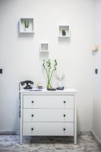 una cómoda blanca con una planta encima en B&B Boteroom, en Cassino