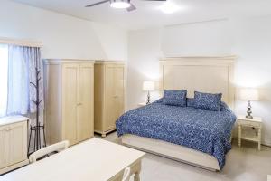 um quarto com uma cama com um edredão azul em La Casa de Pino em Oaxaca de Juárez
