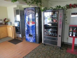 dos máquinas expendedoras sentadas una al lado de la otra en una habitación en Travelers Inn Topeka, en Topeka