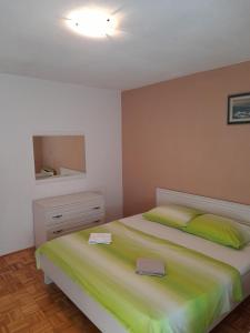 1 dormitorio con 1 cama grande con sábanas verdes en Apartment Mario, en Zadar