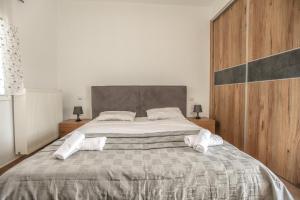 Un pat sau paturi într-o cameră la Meteora's Secret Garden House#1